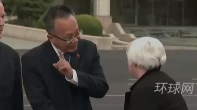 谜底揭晓了！美国财长耶伦今天下午抵达北京的时候，为什么所有人都指着天空让她看？