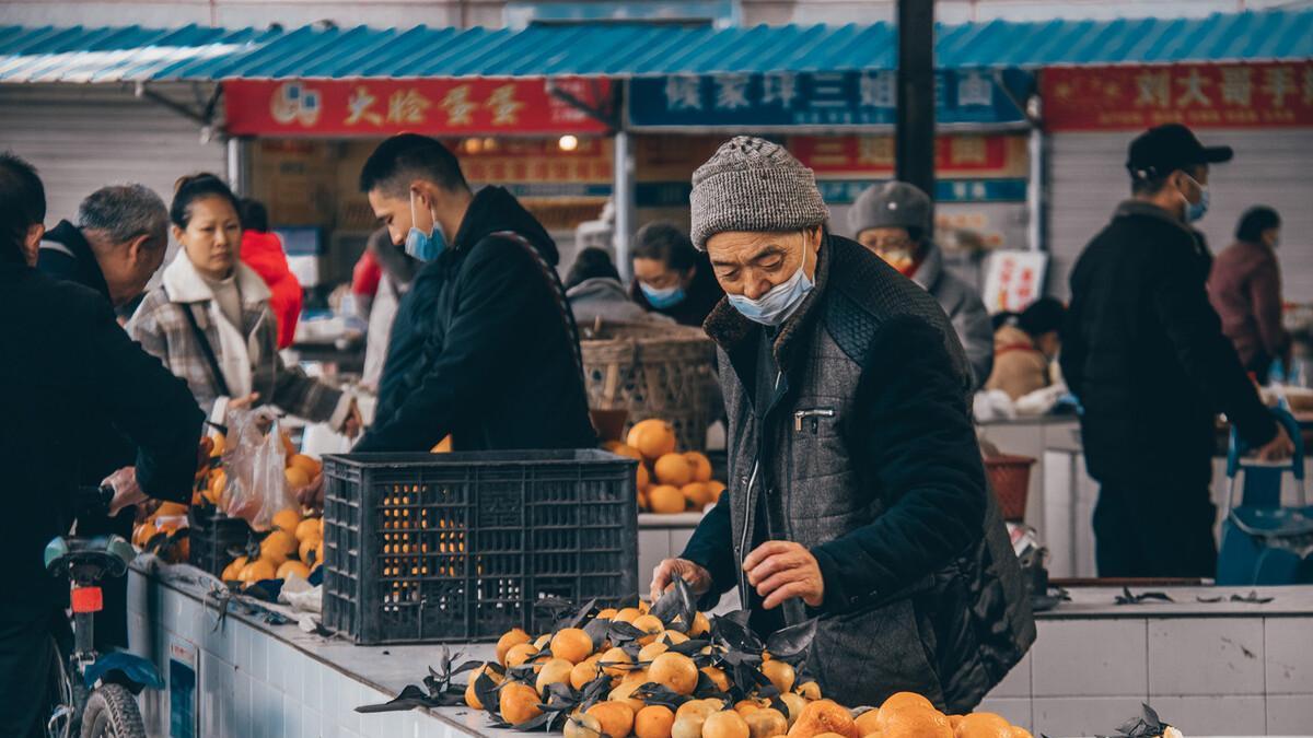 搭伙只过了两天就分手，阿姨：非得跟我睡一个屋，大爷：真能装！