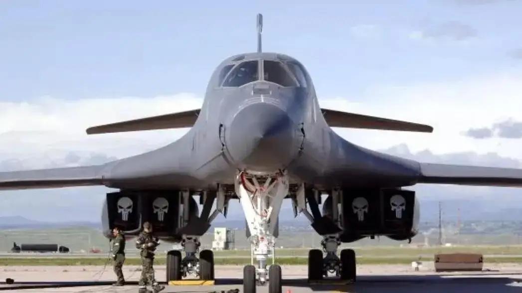空前的！ B-1B轰炸机飞越东北亚核潜艇基地，美军敢揭交战国家