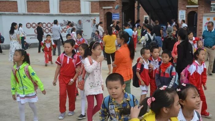 江西南昌部分学校下发通知，学生再次面临停课，家长：刚开学四天