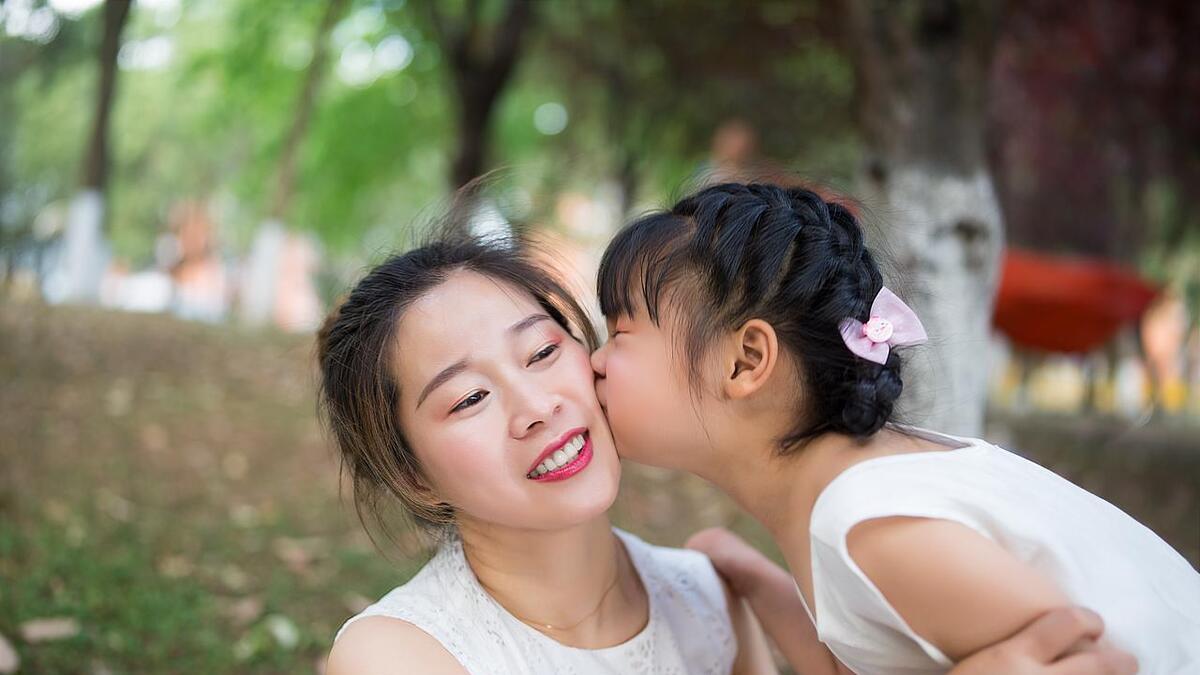 培养女儿积极健康的沟通方式，而不是鼓励她学会吵架