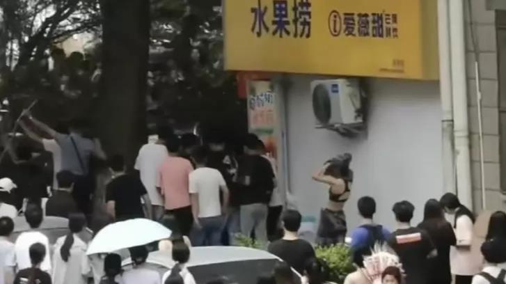 湖南高校“脱衣遮丑”事件的曝光，撕开了当今社会难以启齿的伤疤