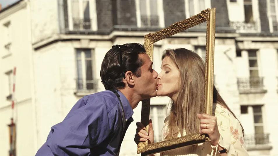 绑定恋爱系统后，我和校园男神成了网恋情侣，传闻中海遍全校的男神却唯独对我动了真心