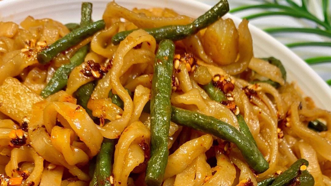 超正宗的豆角土豆焖面，口感劲道，香而不腻，好吃到停不下来