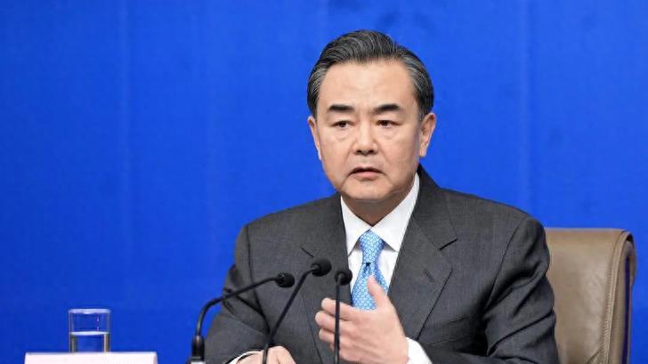 参会代表，把王毅团团围住，古特雷斯的表情说明很多问题