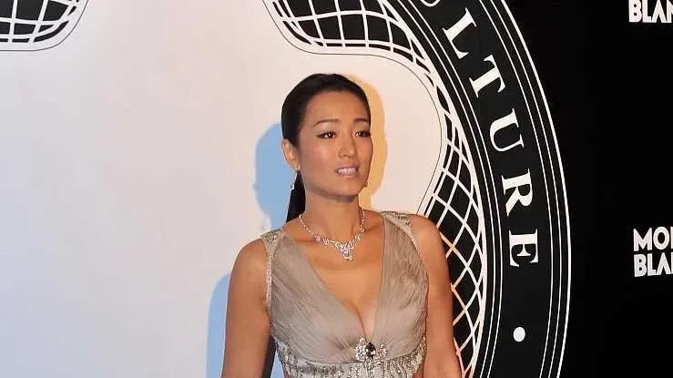 巩俐穿镂空长裙秀“花瓶身材”，美得太有国际范！
