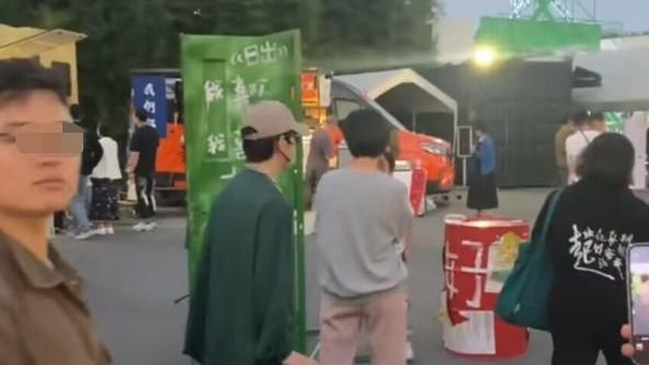 49岁何炅现身乌镇戏剧节，路人视角暴露身高，另类穿搭惹争议