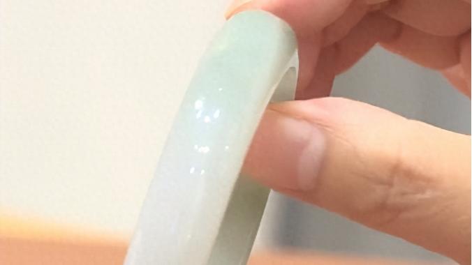 爆料！云南旅游购翡翠骗局现场揭秘：老夫妻被卖家打了"价值战”