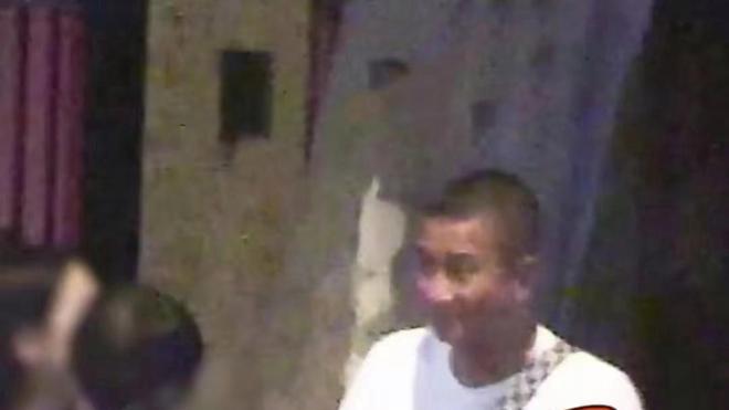 39岁文章头发全白了，深夜和美女聚会烟不离手，背万元挎包不差钱