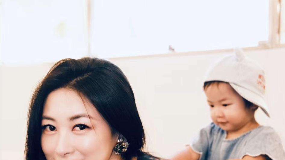 朱珠被丈夫带娃探班，一岁女儿推开母亲，拒绝与母亲亲近，与朱珠显生疏