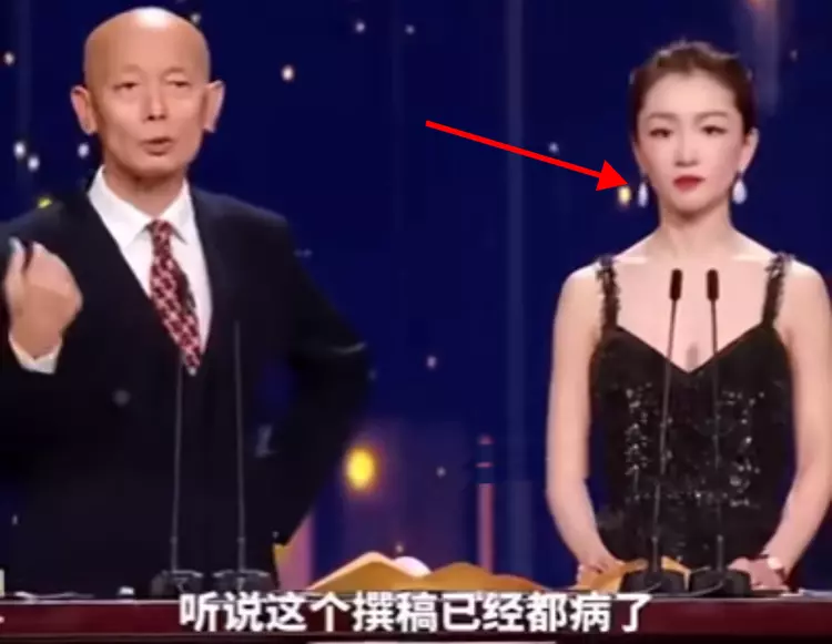 金鸡奖葛优当众指出周冬雨问题，周冬雨全场黑脸，不回应！