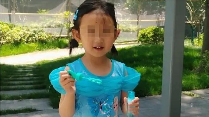 女童海滩失踪最新：网友智慧过人，揭穿爸爸谎言，警方排除人贩子