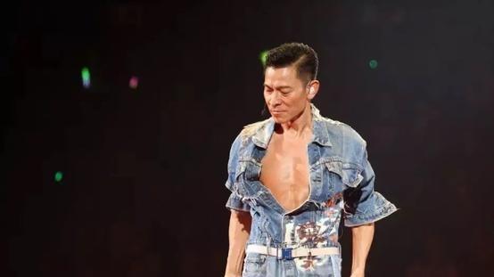 刘德华演唱会冲上热搜——四十载演艺传奇，歌声永存心中