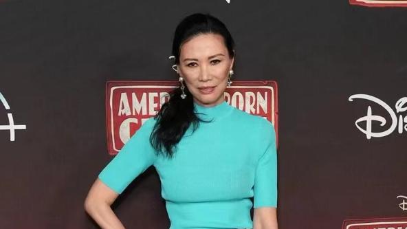 邓文迪这妆容怎么了？浓眉突兀眼线显凶，穿针织衫身材彻底走形