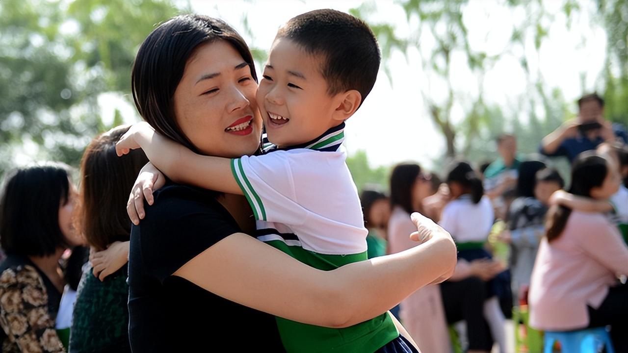 孩子“窝里横，外面怂”，是因为父母犯了这几个错，现在改还不晚