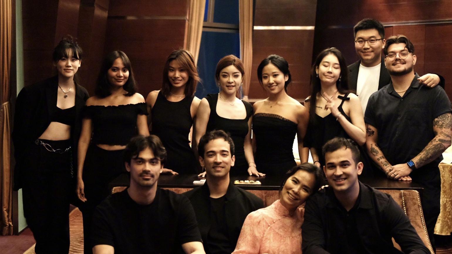 59岁韦唯回北京，现身豪宅给25岁的儿子过生日，身边围着三个儿子，很满足