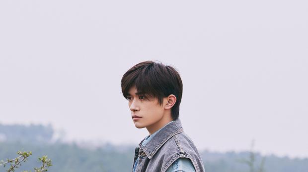 易烊千玺：多面才华的耀眼之星