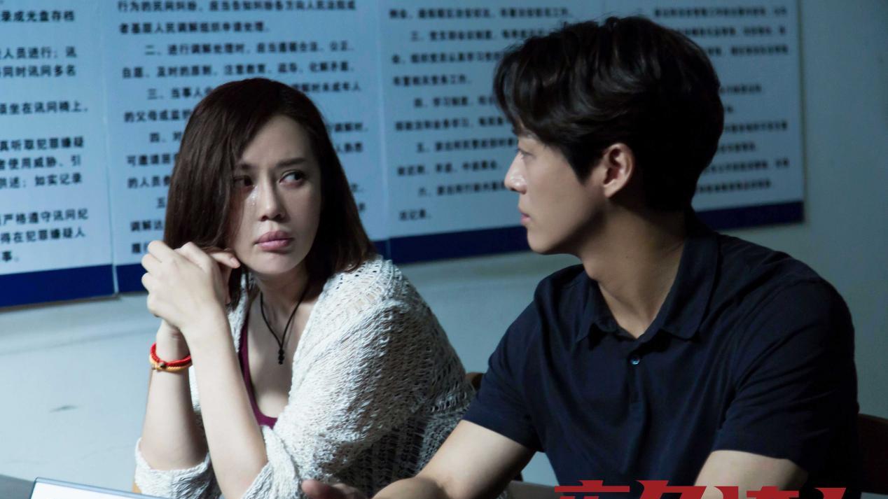 《夜色撩人》是一部悬疑电影，每个人的心中，有一块搬不开的石头