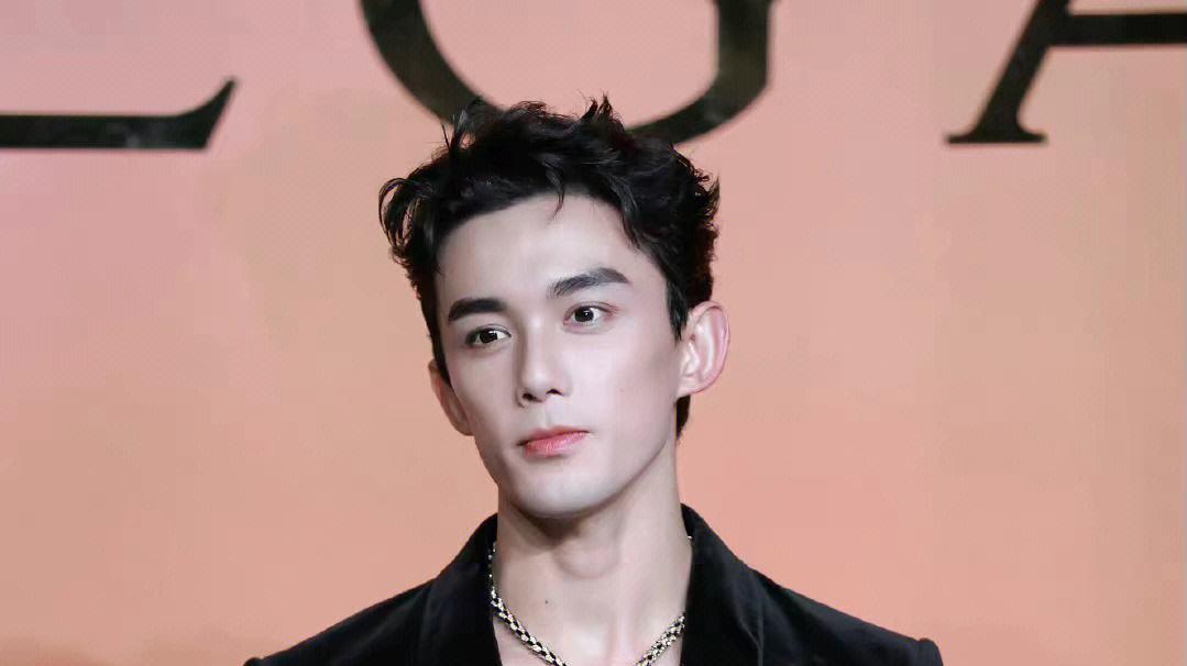 吴磊：海报被撤，直播叫停，他的遭遇，扯下了娱乐圈的“遮羞布”