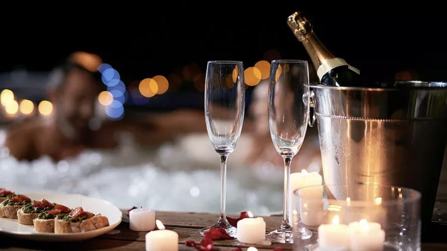 被我当众扇耳光泼了一脸红酒的相亲对象，居然是新来的英俊副总，对我死缠烂打，还帮我解决职场骚扰