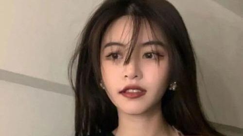 眉里目间提醒大家：在涂抹口红前，一定要先给嘴唇做好保湿工作！