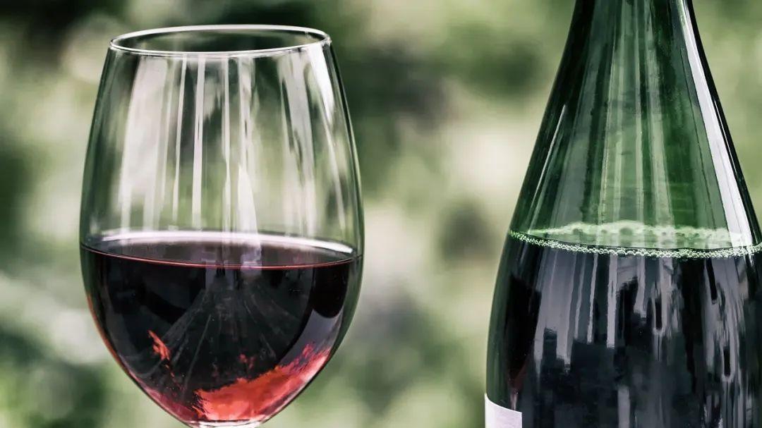 喝酒致癌被颠覆！涉434万人新研究：适度饮用葡萄酒，或可降低某些癌症的风险