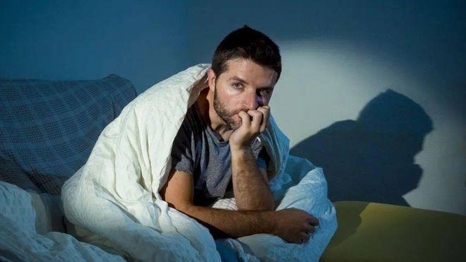 “哄睡师”披着合法外衣，进行“不正经交易”，有些人月薪达3万