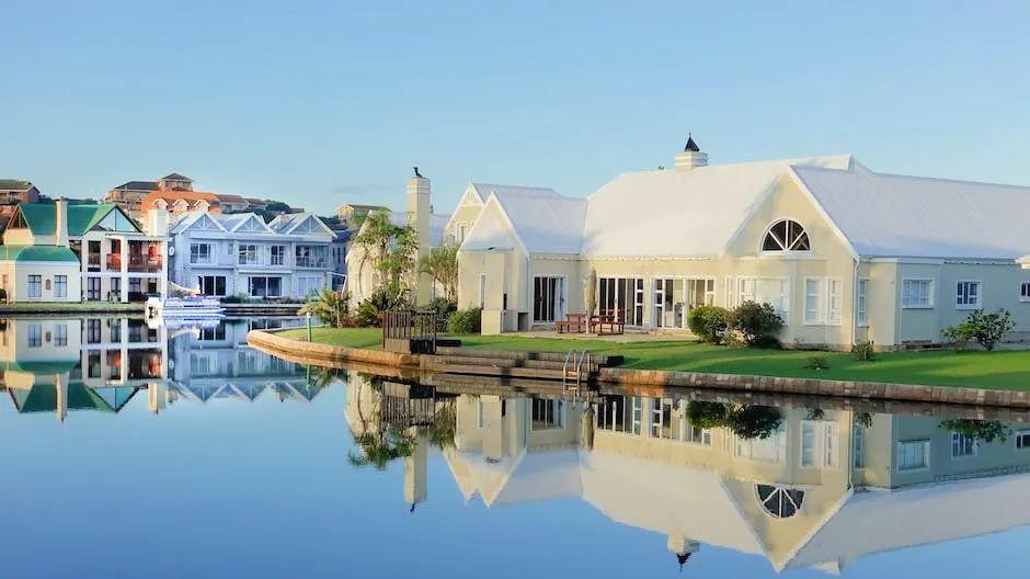 亲兄隐瞒家破人亡，他败光家产我仍相挺，那就是兄弟