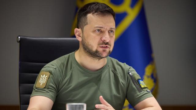 乌军精锐打脸泽连斯基：举起双手投降，给俄军白送大批美军武器