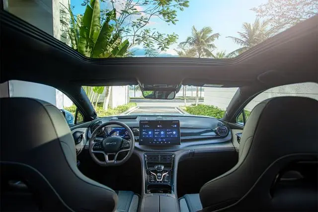 惊艳！比亚迪护卫舰07提速超越宝马3系，4.7秒轻松破百！