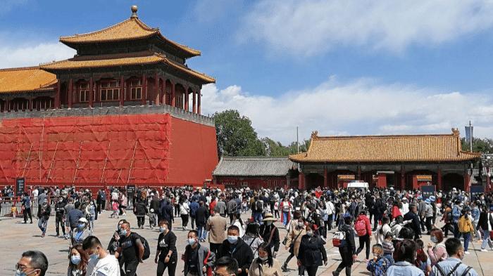 五一节700多万游客涌入杭州，地铁景区承载力几近崩溃