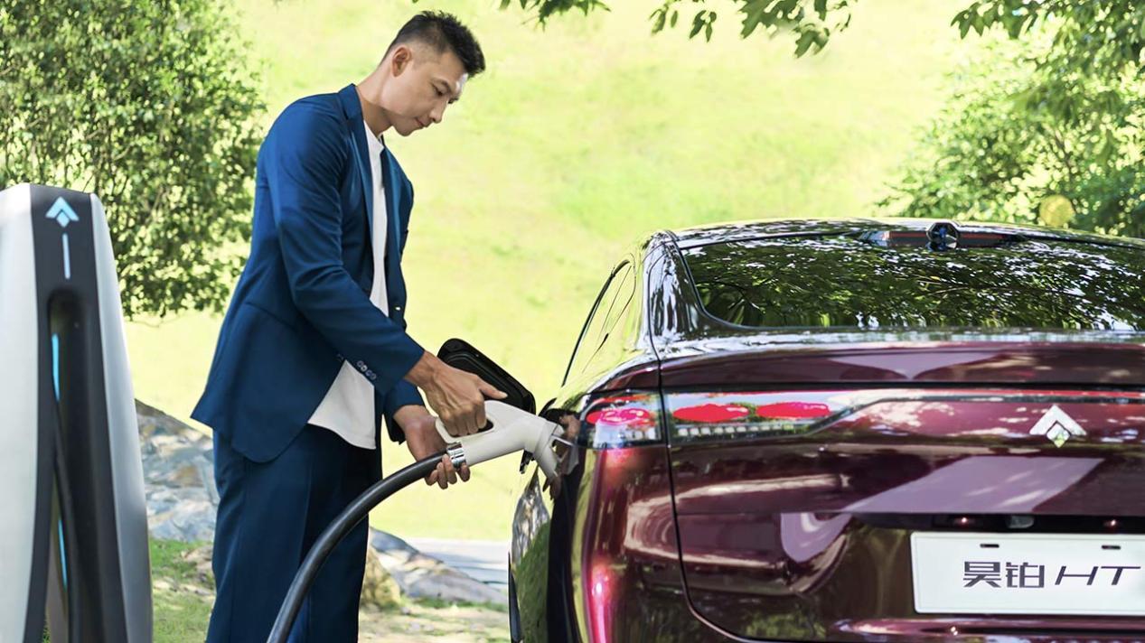 更加领先半步？昊铂HT售21.39万元起，智己LS6压力不小