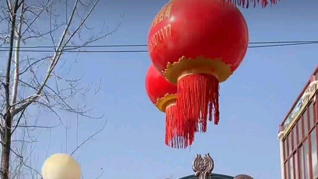 大衣哥儿子结婚，大门上的白对联引发热议