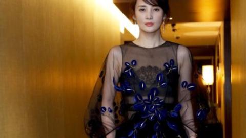 蒋勤勤时尚穿搭，内搭竟是白色蕾丝，真的是太美了