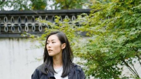 “国际超模”刘雯，她的穿搭真的很时尚，潮流气质十足