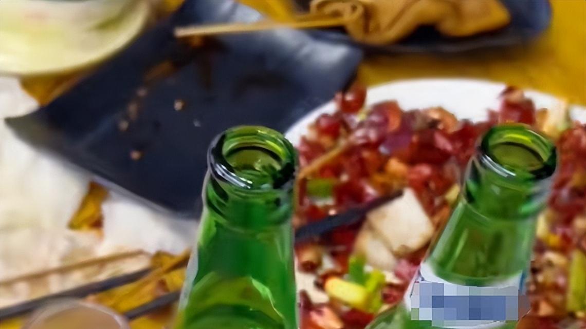 女子吃霸王餐，店家问其原因，女子称：蹲个十天半个月无所谓