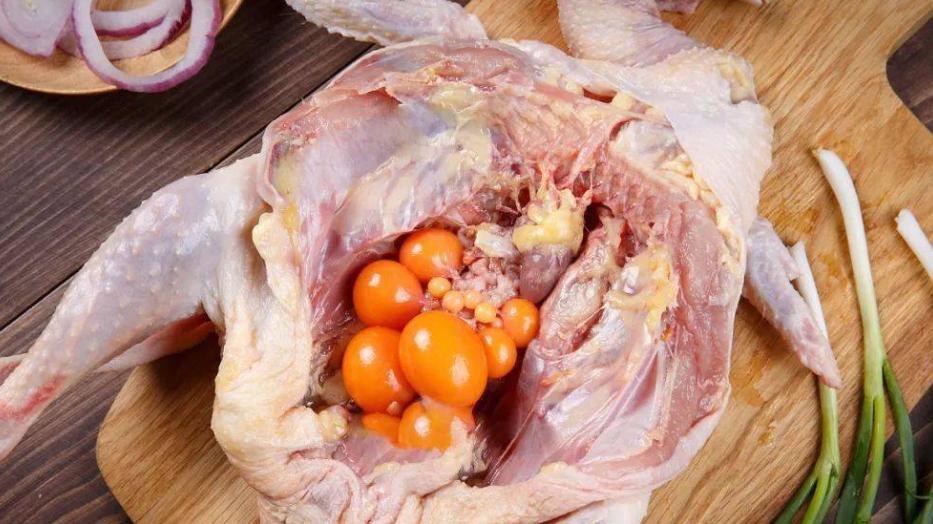 在家炖的老母鸡，汤味鲜美，肉香味更浓