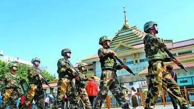 云南瑞丽口岸增兵向缅北传达了严厉警告，展示国防力量以稳定民心