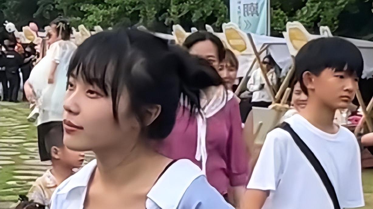挖呀挖”黄老师参加活动唱新歌，网友过分关注容貌变化！