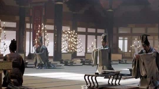 刘邦为阻止丞相把持朝政，打压丞相的权势，建立了中央政权