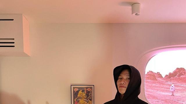 陈坤儿子晒家人合影，戴佛珠黝黑壮实愈发像爸，长居国外生活优渥