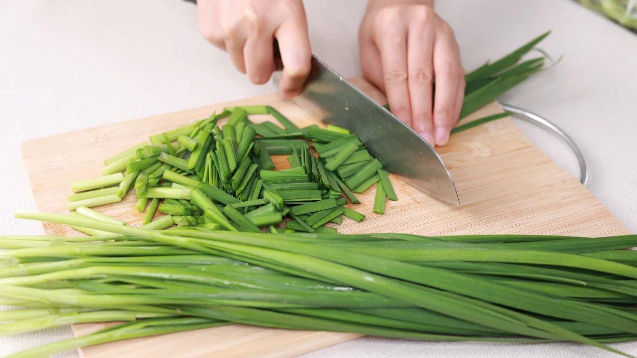 吃完韭菜一小时内，不宜吃哪些食物？这3种食物要谨慎食用