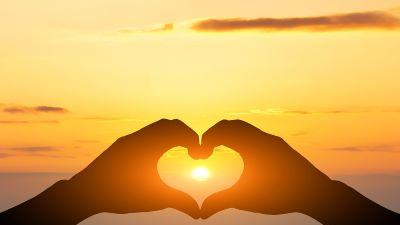 婚礼现场男友为白月光逃婚，无奈之下我与死对头竹马完成仪式