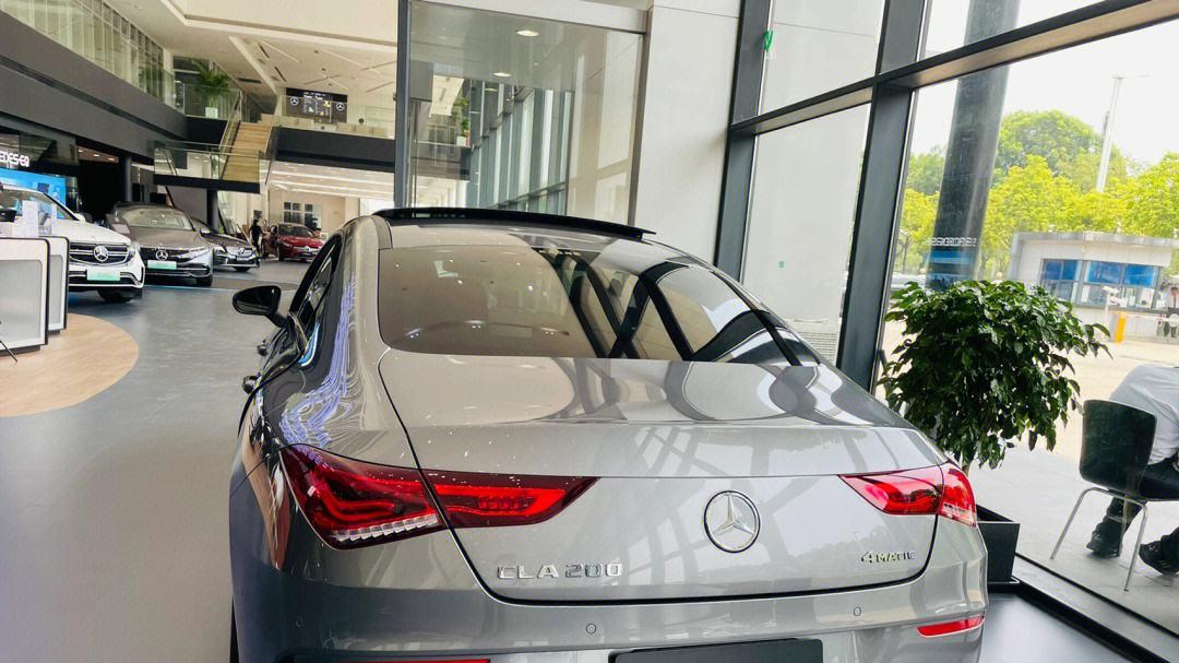 四门轿跑盛宴：独特设计与性能巅峰，实用性与豪华的完美结合