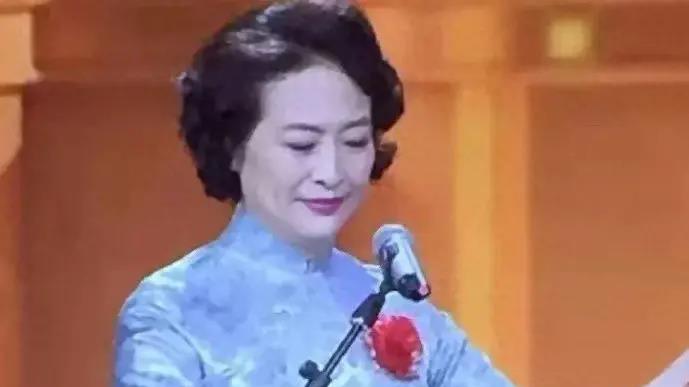 她演了30年的配角，丈夫有钱也给她做了40年煮夫，下辈子还想爱她