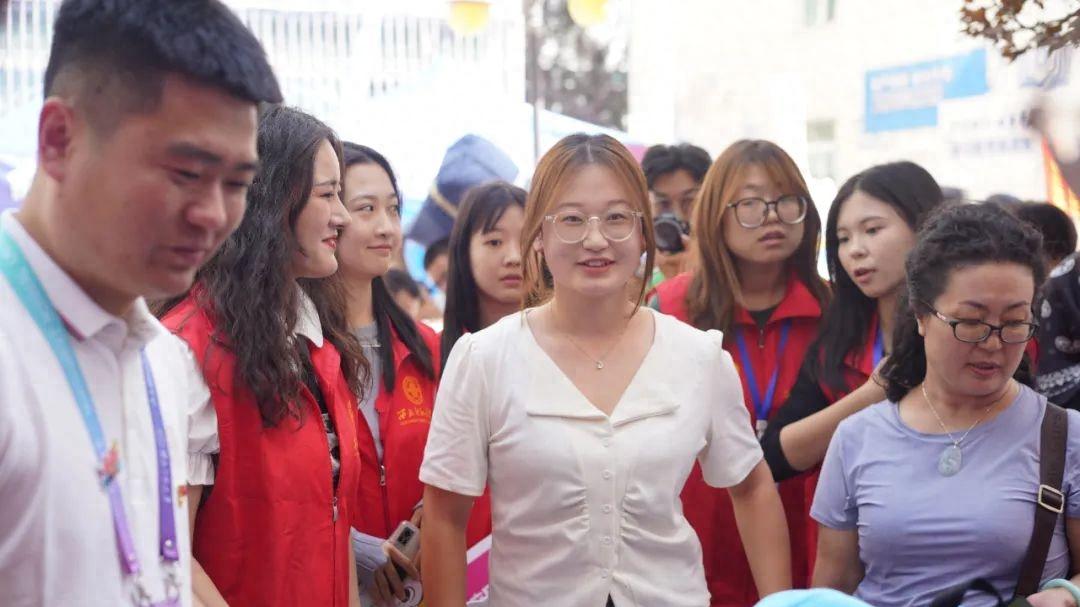 一位“特殊”的新生，学校连夜为她改造宿舍，这个女孩真的不简单！