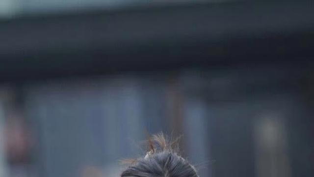 绿色无袖露脐背心搭配低腰露脐舞蹈裤