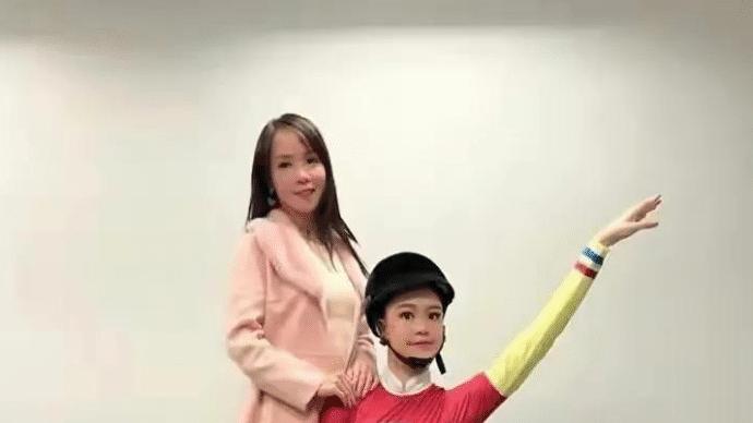 刘銮雄全家福！搂着小女儿好似祖孙俩，甘比扮嫩和刘秀桦一样清纯