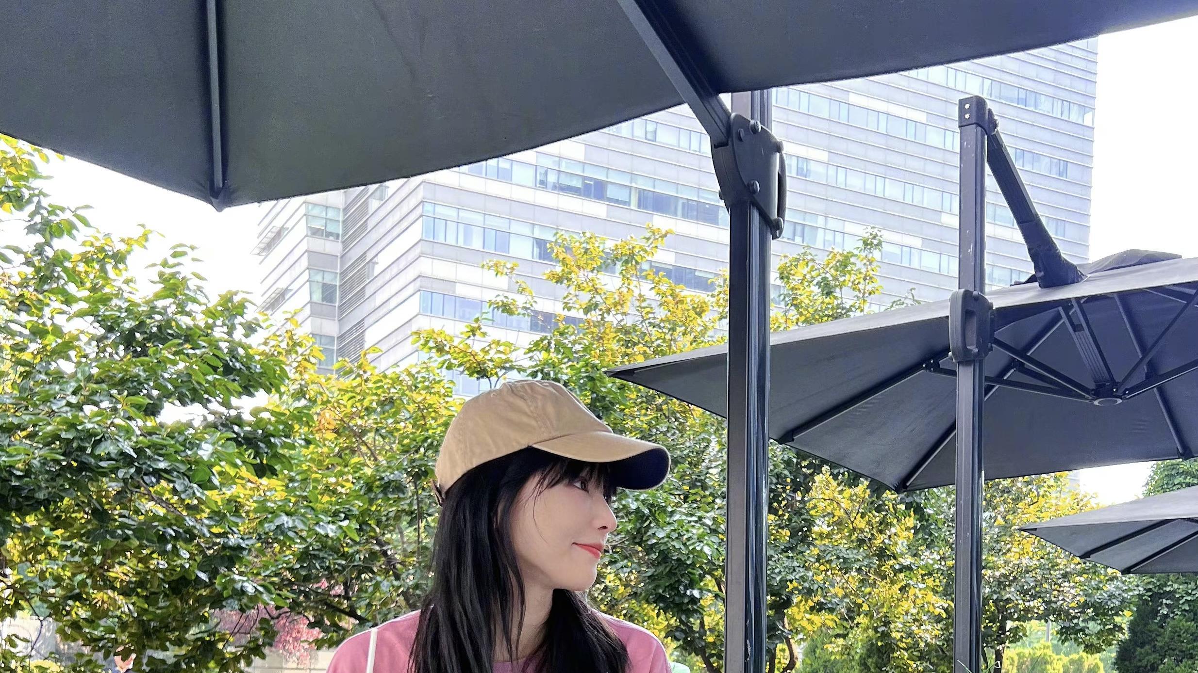 武大校花黄灿灿，七彩休闲穿搭青春活力，这还是反派防风意映吗