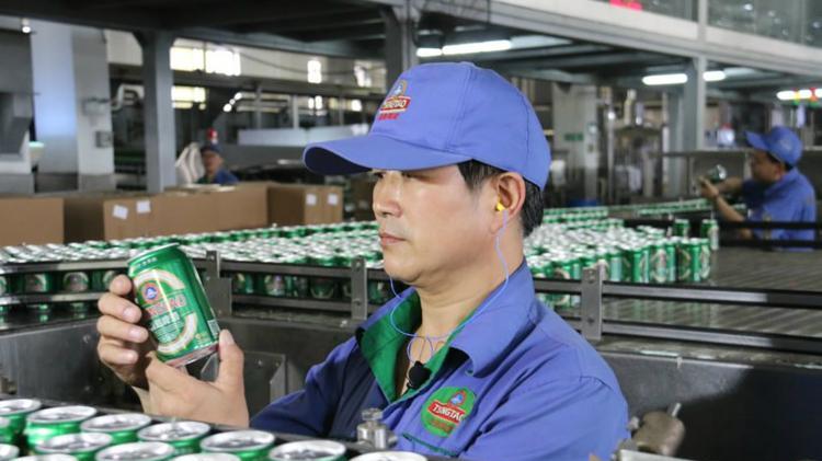 当地市场监管局最新回应：青岛啤酒三厂被指出存在工人在原料仓小便事件